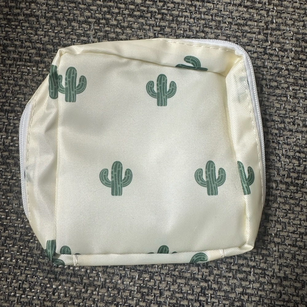 Cactus Print Cream cosmetic/travel pouch